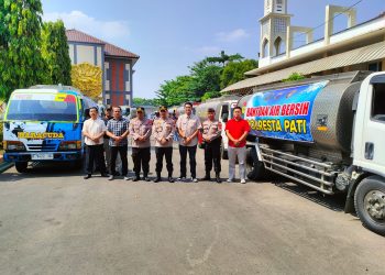 Masyarakat Dilanda Kekeringan, Kasatreskrim Polresta Pati Kirim 10 Tangki Bantuan Air Bersih