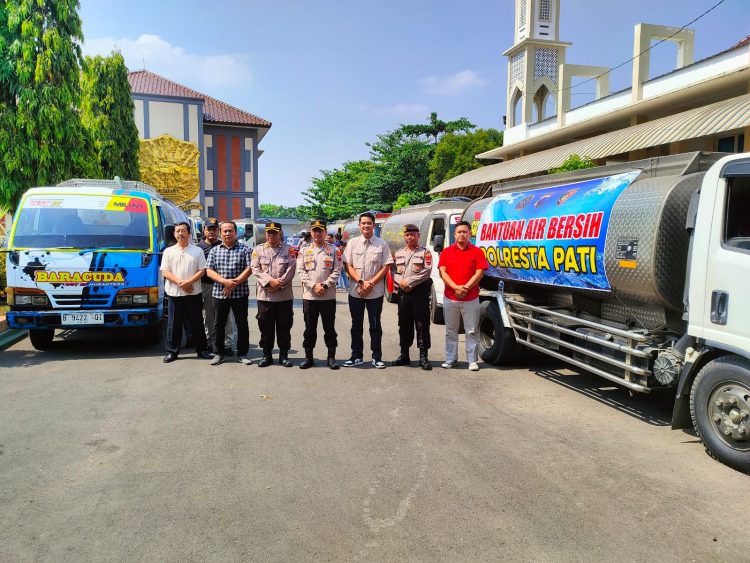 Masyarakat Dilanda Kekeringan, Kasatreskrim Polresta Pati Kirim 10 Tangki Bantuan Air Bersih