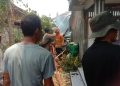 Gerak Cepat, Polsek Sukolilo dan Warga Padamkan Kebakaran Rumah