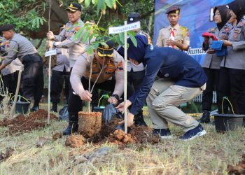 Tanam Ratusan Pohon, Polresta Pati Rayakan HUT Ke 72 Humas Polri