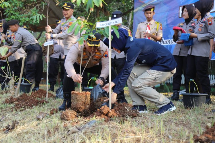 Tanam Ratusan Pohon, Polresta Pati Rayakan HUT Ke 72 Humas Polri