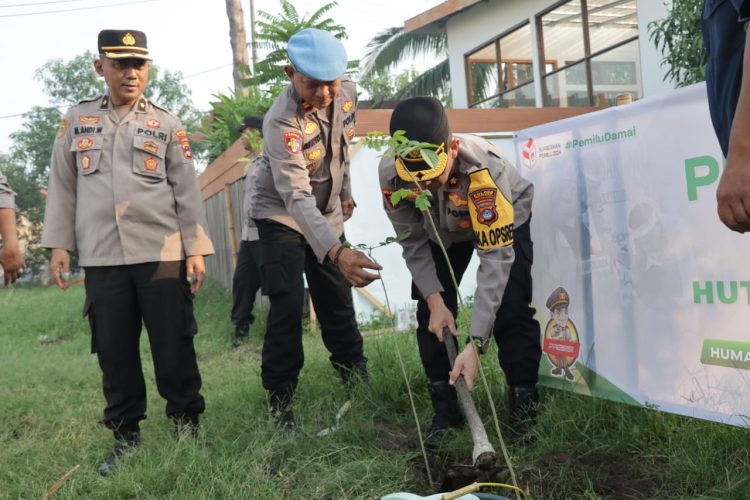 Peduli Lingkungan, Polres Banjar Kompak Penanaman Pohon