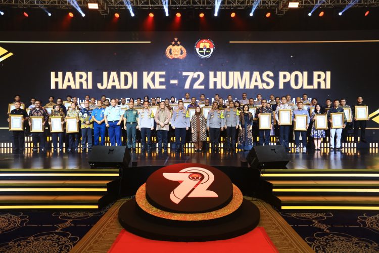 Dua Hadiah Untuk Divisi Humas Polri dari Kapolri