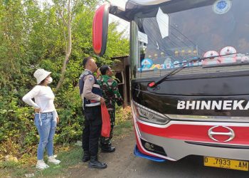 Bagi – Bagi Nasi Bungkus ke Para Supir, Polisi Terima Apresiasi
