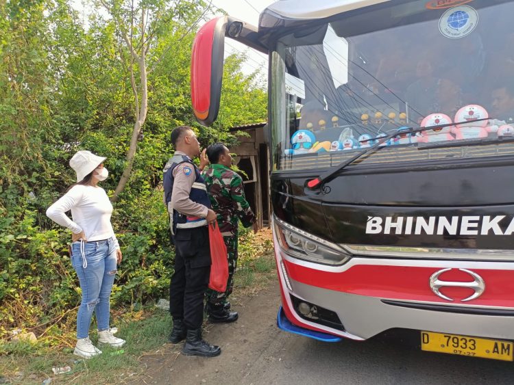 Bagi – Bagi Nasi Bungkus ke Para Supir, Polisi Terima Apresiasi