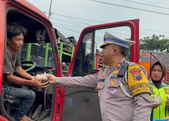 Sopir Lapar Karena Antri, Satlantas Polresta Pati Turun Peduli Berbagi Nasi