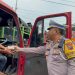 Sopir Lapar Karena Antri, Satlantas Polresta Pati Turun Peduli Berbagi Nasi
