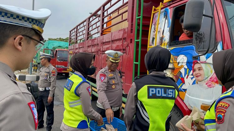 Aksi Sosial Satlantas Polresta Pati Bagikan Nasi Bungkus dan Kopi