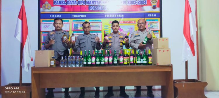 Ratusan Botol Miras Berbagai Merk Diamankan Polisi