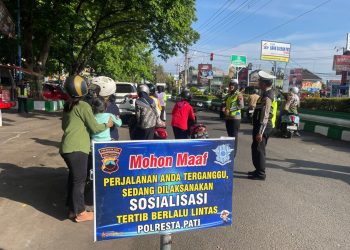 Kejutan !!! Satlantas Polresta Pati Bagikan Pamflet dan Beri Hadiah ke Pengendara