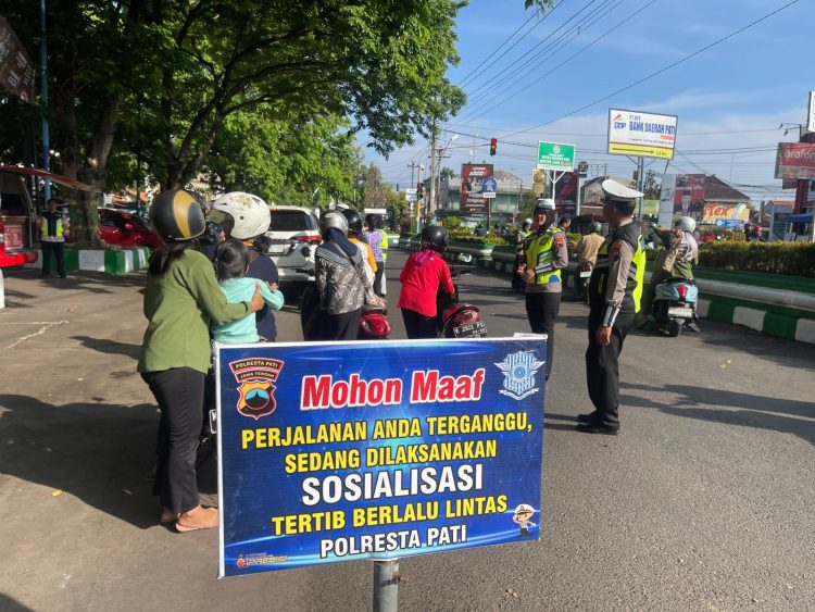 Kejutan !!! Satlantas Polresta Pati Bagikan Pamflet dan Beri Hadiah ke Pengendara
