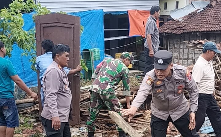 Mengalami Musibah, Kapolsek dan Warga Peduli Lingkungan