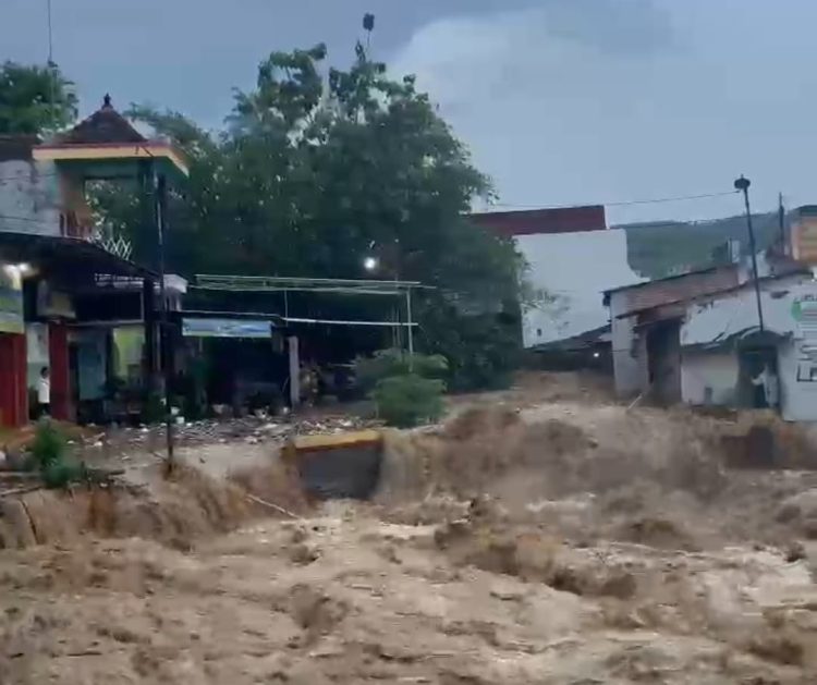 Terjangan Air Meluap, Polsek Sukolilo Siaga Dilokasi