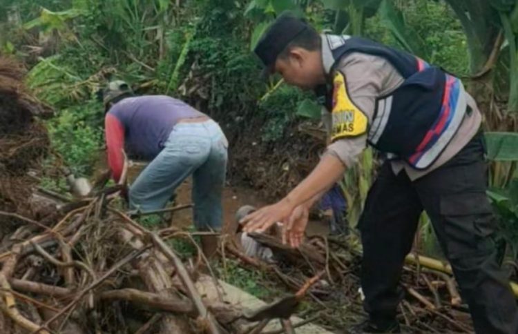 Peduli Lingkungan, Polri dan Masyarakat Kompak Kerja Bakti