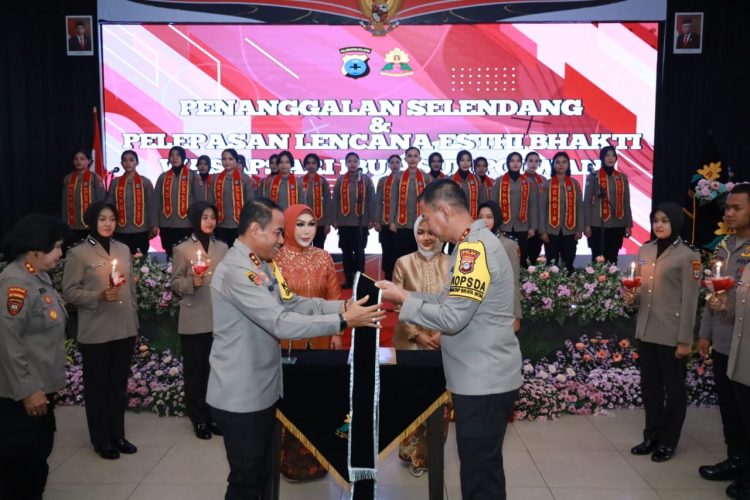 Ny. Lynda Winarto Sebagai Ibu Asuh Polwan Polda Kalsel