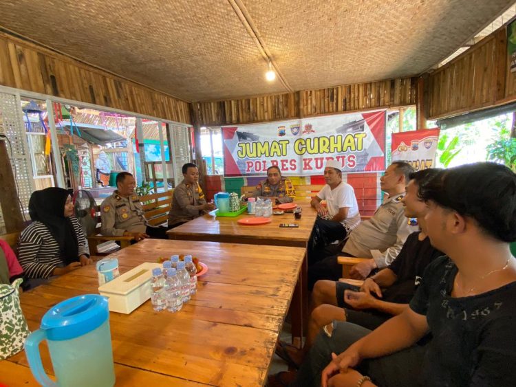 Menampung Keluhan Warga, Kapolres dan Wakapolres Kudus Buka ” Jumat Curhat”