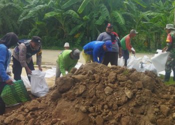 Galakkan Peduli Lingkungan, TNI – Polri Kompak Kerja Bakti