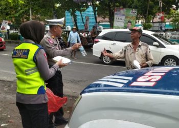Terima Nasi Kotak, Polisi Dicintai Rakyat