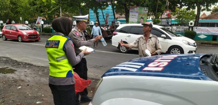 Terima Nasi Kotak, Polisi Dicintai Rakyat