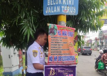 Dishub Pati Tertibkan Banner Terpasang di Rambu Lalu Lintas