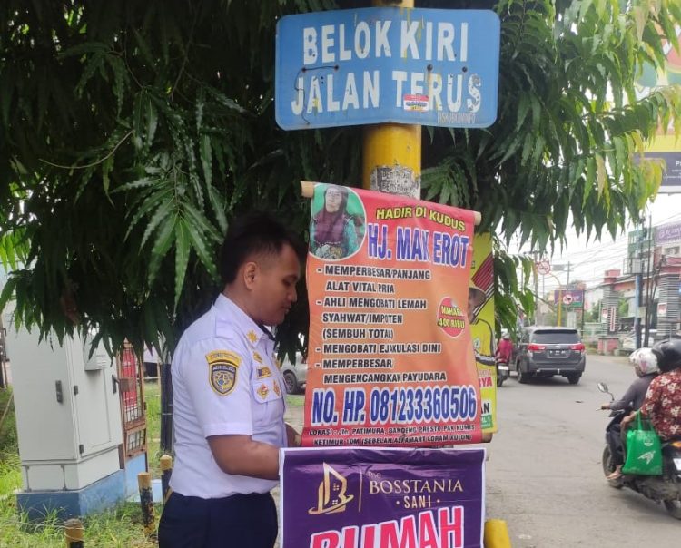 Dishub Pati Tertibkan Banner Terpasang di Rambu Lalu Lintas