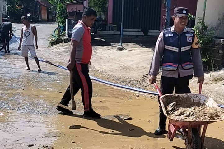 Pasca Banjir Melanda, Kapolsek Sukolilo Gelar Kerja Bakti