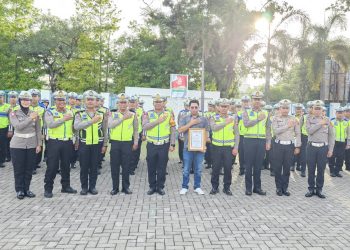 Direktur PT. MNS Grub Pers dan PT. SMGC Terima Piagam Penghargaan