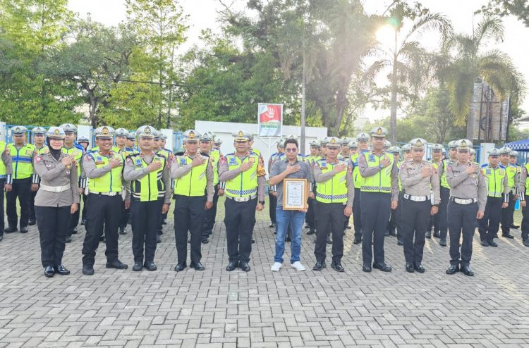 Direktur PT. MNS Grub Pers dan PT. SMGC Terima Piagam Penghargaan