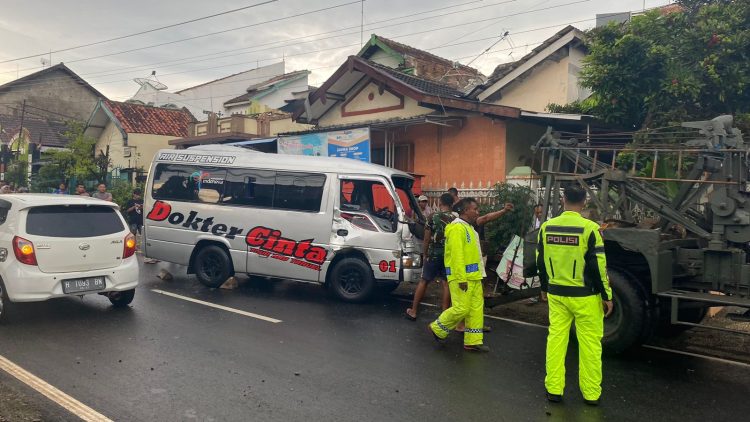 Mobil Rombongan Pengantin Terguling, 14 Orang Alami Luka – Luka