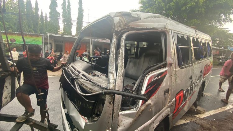 Heboh !!! Mobil Rombongan Pengantin Terguling, Inilah Sebabnya