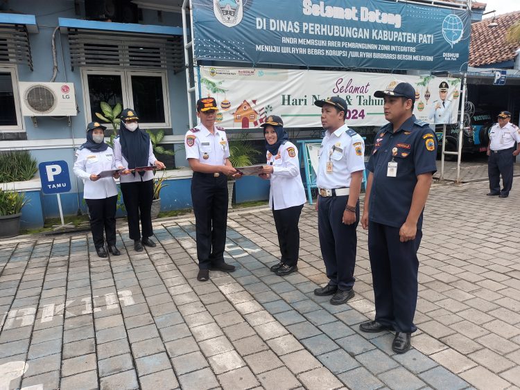 30 Pegawai Dishub Pati Terima Tanda Kehormatan Satyalencana Karya Satya