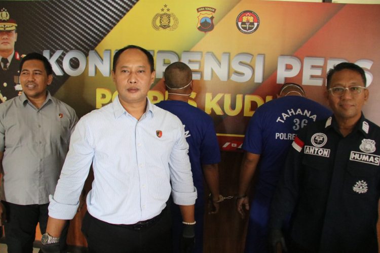 Dua Pria Diamankan Polisi dan Barang Bukti