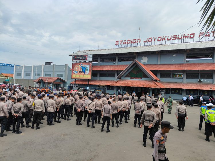 Ratusan Personil Kawal Pertandingan Sepak Bola