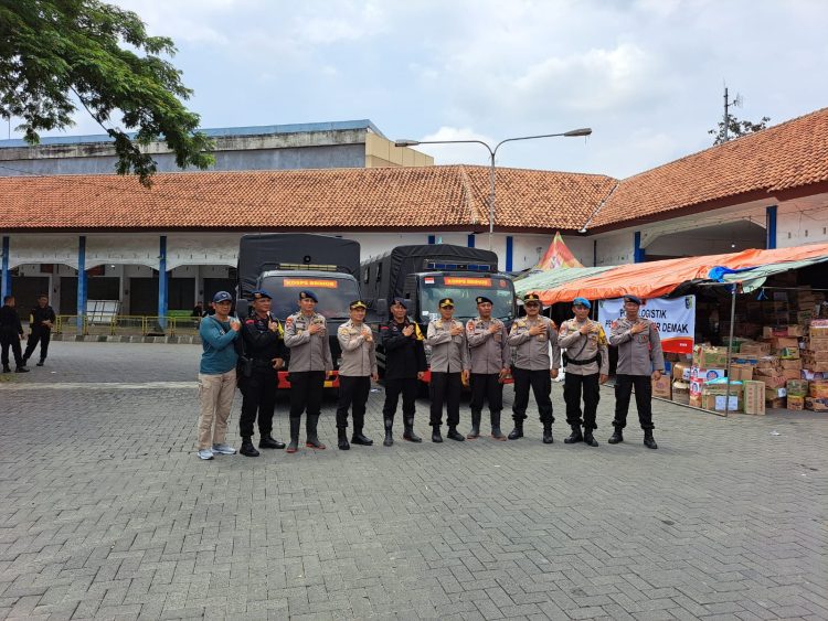 Bentuk Kepedulian, Kompol Yuniarto Assidiq Salurkan Bantuan Sembako ke Warga