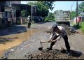 Jalan Rusak Parah, Waka Polsek Tlogowungu Turun Ratakan Pakai Padas