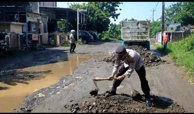Jalan Rusak Parah, Waka Polsek Tlogowungu Turun Ratakan Pakai Padas