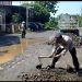 Jalan Rusak Parah, Waka Polsek Tlogowungu Turun Ratakan Pakai Padas