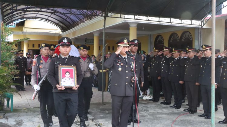 Almarhum Ipda Nor Handoko Dihantarkan Peristirahan Terakhir