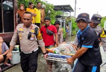1.240 Jiwa Terdampak Banjir, Polisi Turun Evakuasi Lansia