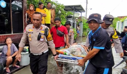 1.240 Jiwa Terdampak Banjir, Polisi Turun Evakuasi Lansia