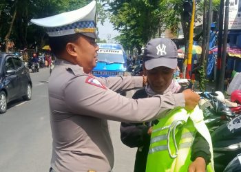 Rompi dan Kopi Gratis di Bagikan Pengguna Jalan