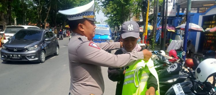 Rompi dan Kopi Gratis di Bagikan Pengguna Jalan