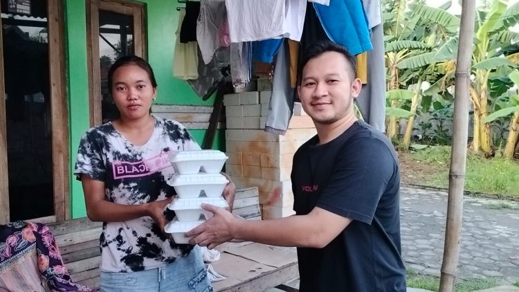 Wakil Rakyat Terpilih, Burhan Berbagi Makanan Saji dan Peduli Banjir