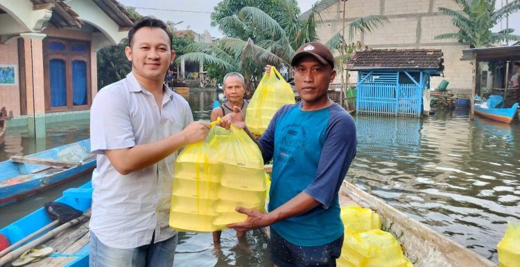 Salurkan Nasi Kotak, Burhan Peduli Warga Terdampak Banjir