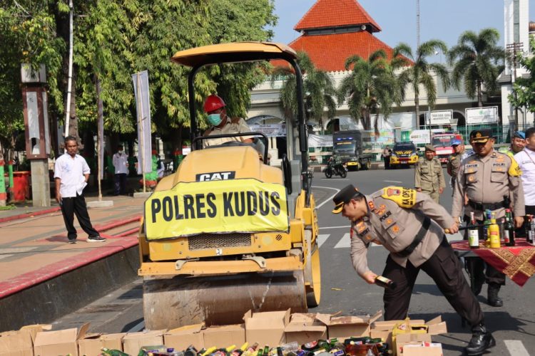 3.235 Botol Miras Dimusnahkan, Kapolres Kudus sebut Patroli Rutin