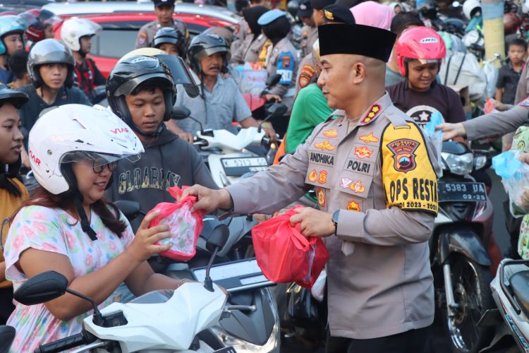 Takjil dan Paket Sembako Gratis di Bagikan, Kapolresta Pati Gelar Aksi