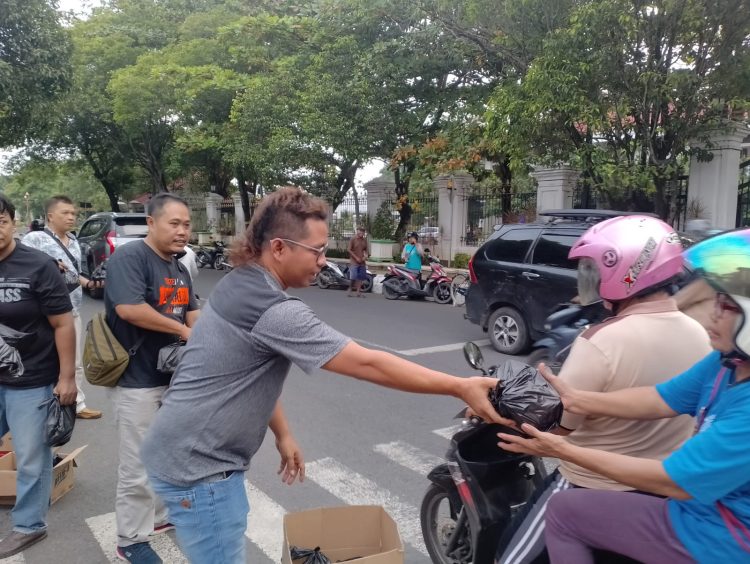 Berbagi Nasi Kotak di Bulan Ramadhan, FWP Peduli Sesama