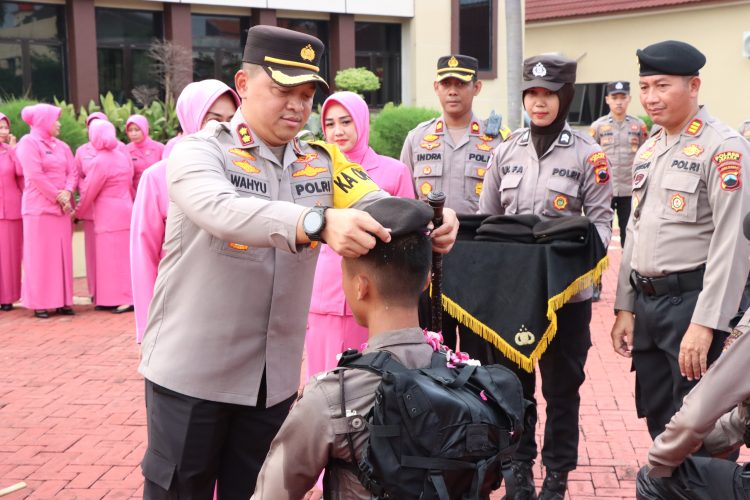 Momen Haru !!! Belasan Bintara Remaja Sungkem