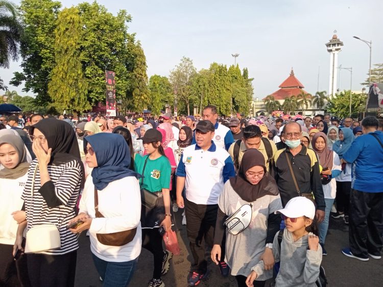 Alun – Alun Simpang 7 di Padati Masyarakat, Ternyata Meriahkan Hari Buruh Internasional