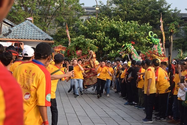 Masyarakat Tiongkok Meriahkan Kirab Dewa Obat Poo Seng Tay Tee